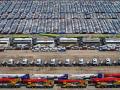 Vehículos chinos para exportación en el puerto de Yantai