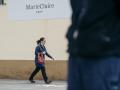Una mujer camina delante de la fábrica Marie Claire Vilafranca, en Villafranca del Cid, Castellón