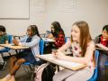 Niños en su aula mirando el móvil