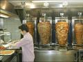 Un hombre prepara kebabs en un local de Hamburgo.