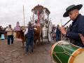Un tamborilero toca en la romería hacia la aldea de El Rocío
