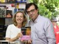Nadia Calviño (i), conversa con el escritor Javier Cercas (d) durante su visita a la Feria del Libro en el Retiro, en Madrid