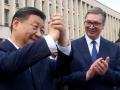 El presidente chino Xi Jinping, acompañado por el presidente serbio Aleksandar Vucic,