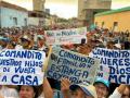 Venezolanos con pancartas de los diferentes comanditos de campaña de la oposición