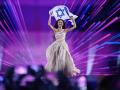 Eden Golan, con la bandera de Israel, el país que ha representado en la final de Eurovisión 2024