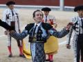El diestro Román saluda con su trofeo tras lidiar su primer toro en el segundo festejo de la Feria de San Isidro