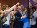 El presidente del PP en Cataluña, Alejandro Fernández, celebra los resultados electorales.