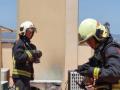 Dos bomberos en un servicio