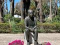 La estatua del rey de los belgas en su residencia veraniega