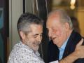 Don Juan Carlos saliendo de una marisquería con amigos en Galicia