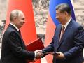 Xi Jinping estrecha la mano a Putin al recibirlo en Pekín