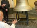 El Papa bendice la campana «La voz de los no nacidos» en la audiencia general