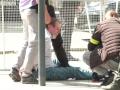 Personal de seguridad deteniendo al presunto autor de los disparos contra el primer ministro de Eslovaquia