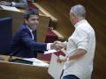 El presidente de la Generalitat Valenciana, Carlos Mazón, y el portavoz de Compromís, Joan Baldoví, en las Cortes regionales