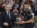 Campazzo recibe el trofeo MVP de las manos de Florentino Pérez