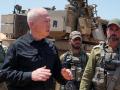 Yoav Gallant, ministro de Defensa israelí junto a soldados en la frontera con Gaza