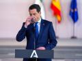 El presidente de la Junta de Andalucía, Juanma Moreno, en la reunión con los alcaldes del Campo de Gibraltar