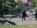 Agentes de la gendarmería francesa custodian la entrada del distrito de Vallee-du-Tir, en Noumea