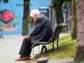 Un anciano en un parque