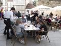 Un grupo de turistas consulta una carta en la terraza de un bar en Santiago de Compostela