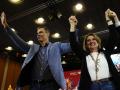 Pedro Sánchez y la candidata del PSOE al Parlamento Europeo, Teresa Ribera, saludan a los simpatizantes