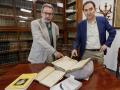 GRAFAND1133. SEVILLA, 10/05/2024.- Los profesores de Filología de la Universidad de Sevilla , Jose Solís (i) y Juan Montero, muestran el manuscrito en el que se puede observar la firma de Miguel de Cervantes, este viernes en la biblioteca de la Universidad sevillana .EFE /Jose Manuel Vidal