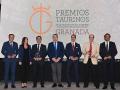 Los consejeros junto a los galardonados en los Premios Taurinos de la Delegación de Granada.