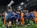 Los jugadores de la Atalanta dan la vuelta al estadio con el trofeo de la Europa League
