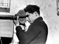 Robert Capa en 1937 fotografiado por su compañera y amante Gerda Taro