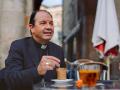El obispo de Vitoria, monseñor Juan Carlos Elizalde, tomando un café