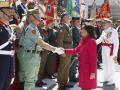 La ministra de Defensa, Margarita Robles, saluda a los responsables de las unidades militares que  han participado en el desfile de las Fuerzas Armadas