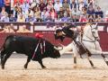Diego Ventura, con su primer toro de la corrida mixta celebrada este domingo en Las Ventas