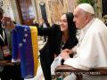 Una joven se hace un 'selfie' con el Papa Francisco el sábado en Roma