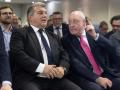 Joan Soteras, sentado junto al presidente del FC Barcelona, Joan Laporta
