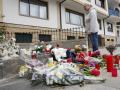 Una mujer observa este lunes las flores y recuerdos depositados en el lugar del apuñalamiento