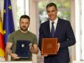 Pedro Sánchez y el presidente de Ucrania, Volodímir Zelenski tras firmar el Acuerdo de Cooperación en materia de Seguridad entre España y Ucrania
