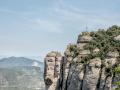 Una cruz corona una cima en la montaña de Montserrat, en Cataluña