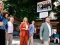 La alcaldesa de Granada junto a una de las carocas de la exposición instalada en Birrambla
