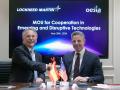 Luis Furnells, presidente ejecutivo de Grupo Oesía (izquierda) firma un acuerdo con Ray Piselli, vicepresidente de Negocio Internacional de Lockheed Martin
