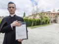 El portavoz de las clarisas de Belorado, José Ceacero, muestra la denuncia que las monjas han interpuesto contra el arzobispo de Burgos, Mario Iceta.
