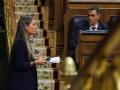 La portavoz de Junts pasa por delante de Pedro Sánchez, este jueves en el Congreso