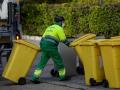 Un operario recogiendo la basura.