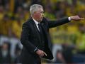 Carlo Ancelotti da instrucciones a sus jugadores durante la final de la Champions