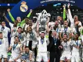 Los jugadores del Real Madrid levantan la copa de la Liga de Campeones