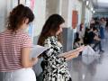 Varios alumnos repasan antes de comenzar uno de los exámenes de las pruebas de acceso a la Universidad 2023