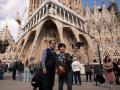 Varios turistas se hacen fotos junto a la Sagrada Familia, en Barcelona.