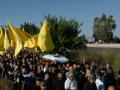 Los dolientes cargan el ataúd de Amal Abboud durante su funeral en la aldea de Adloun, en el sur del Líbano