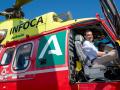 El presidente de la Junta de Andalucía, Juanma Moreno, montado en un helicóptero durante la presentación del Plan Infoca 2024, en el Centro de Defensa Forestal de Los Cabezudos, ubicado en Almonte (Huelva), donde ha dicho que el presupuesto de este año es de 244 millones de euros.  EFE/Julián Pérez