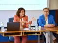 La consejera de Salud y Consumo, Catalina García junto a Blanca Fernández-Capel