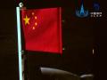Bandera china desplegada por la sonda Chang'e 6 en la cara oculta de la Luna